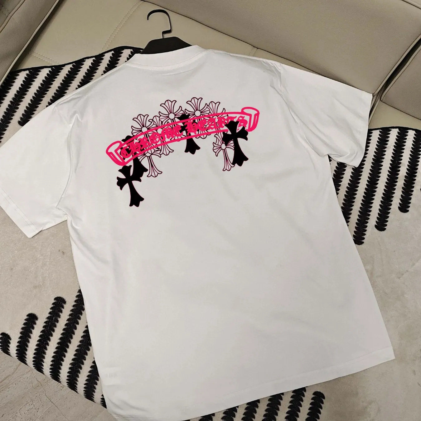 🅿️190 Kroxin 2025 new Sanskrit couple style short-sleeved T-shirt 🔥High version🔥 Original fabric Digital direct printing technology Same style as Internet celebrity High version High quality😘😘 The fabric is made of 250g Solona cotton fabric. It feels super comfortable, fashionable and personalized. A super versatile and good-looking T-shirt. Very suitable for both men and women. A must-have for everyone. Color: black, white Size: S-xxl
